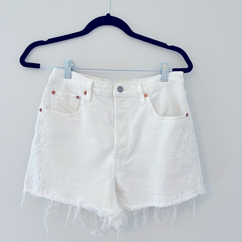 🤍 Levi’s Ribcage White Shorts 🤍